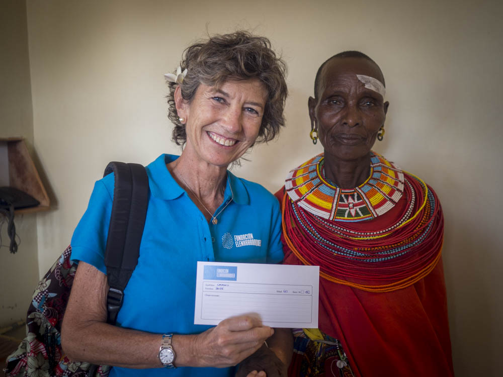 Dr. Barraquer with a patient in Kenya in 2017 Source: Elena Barraquer Foundation