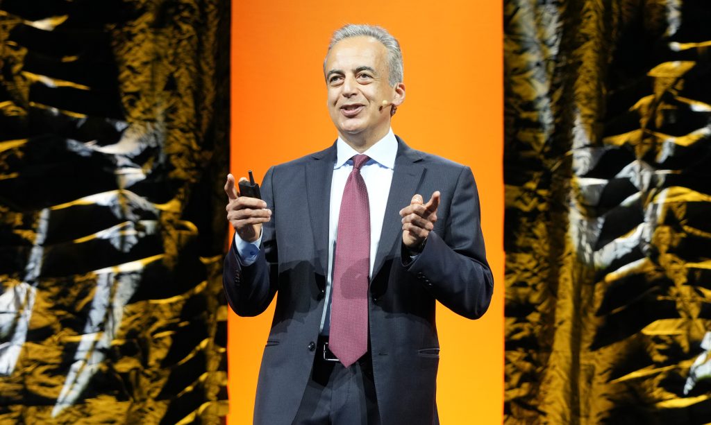 Dr. Dana delivers the Lindstrom Lecture during the Sunday on the Main Stage session. Source: ASCRS